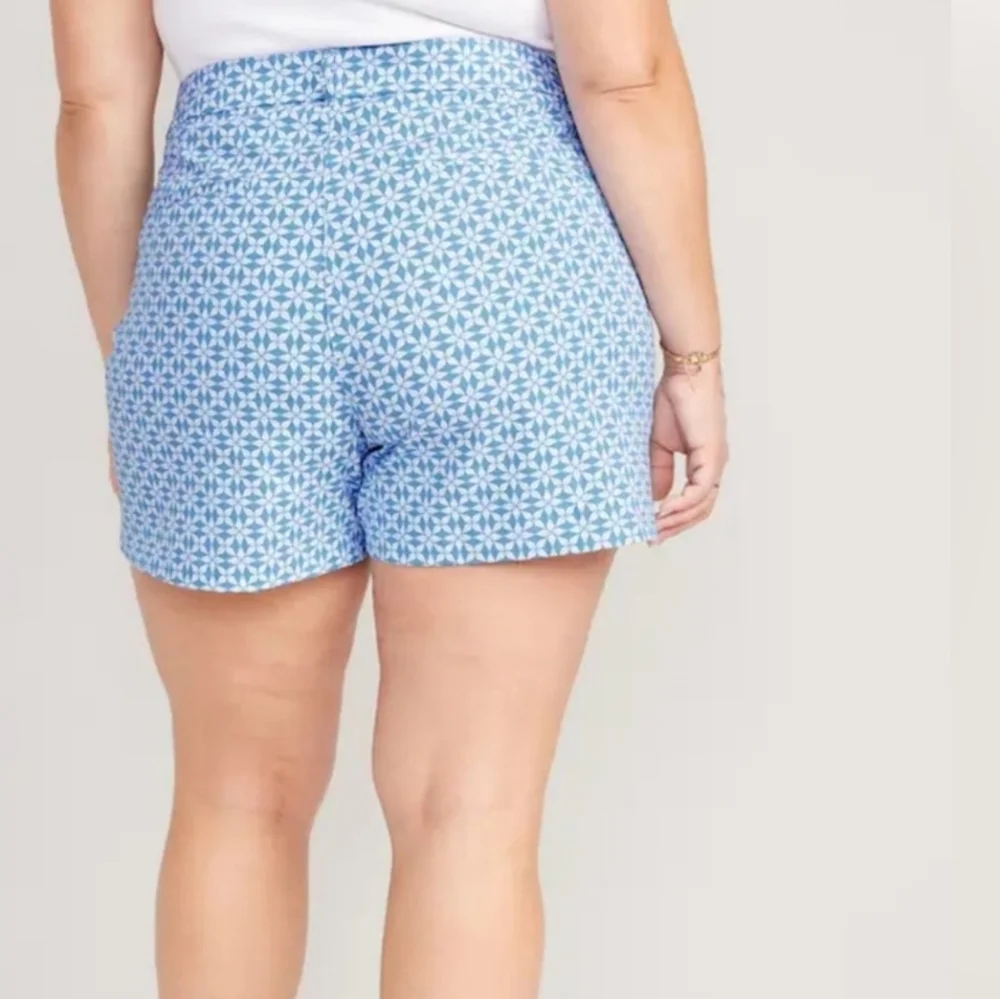 NWT Old Navy Women's Plus Size 30 Blue Tile Pattern High Rise Short Pixie Shorts - Picture 2 of 11